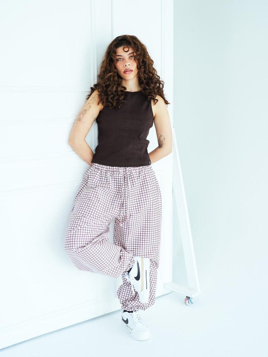 MAROON GRID BALLOON PANTS